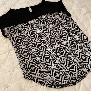 Black & white shirtsleeved top in size small